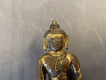 Une figure du Bouddha Shakyamuni en bronze dor&eacute;, Sino-Tibet, Ming